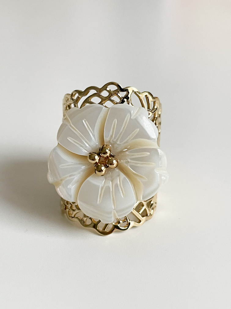 bague large fleur nacrée doré